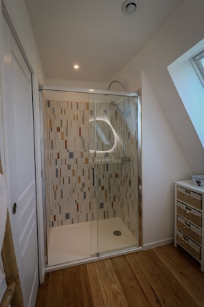 Shower, hair dryer, towels, soap - Maison de Campagne Rénovée Avec Piscine, Entre Rocamadour et Padirac (Rignac)
