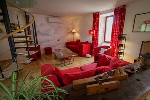 TV, DVD player, books, video library - Maison de Campagne Rénovée Avec Piscine, Entre Rocamadour et Padirac (Rignac)