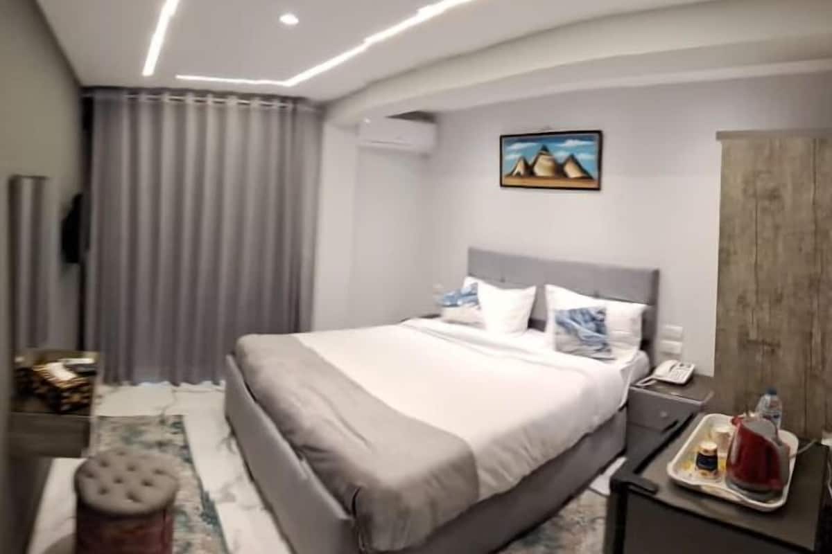 Deluxe Room, 1 Bedroom | 1 bedroom, minibar, free WiFi, bed sheets