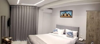 pyramids grand museum inn