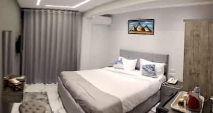 pyramids grand museum inn