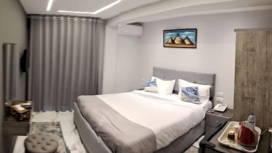 pyramids grand museum inn