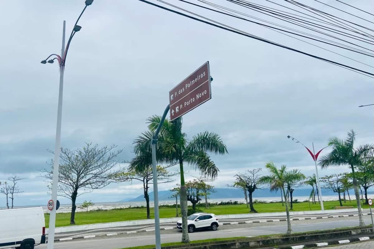 A road sign with directions to P. das Palmeiras and P. Porto Novo.