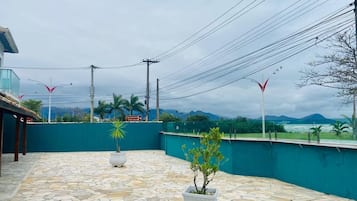 Quarto família, 1 quarto, vista para a piscina, no jardim | Área de estar | TV de tela plana 32 polegadas com canais a cabo, TV