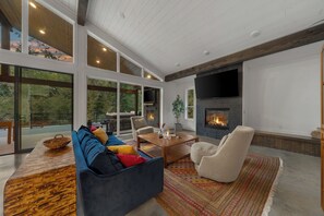 Smart-TV, Kamin, Tischfußball, Bücher