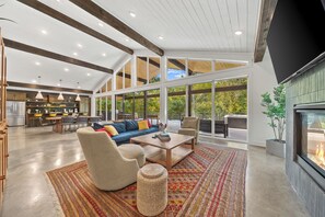 Smart-TV, Kamin, Tischfußball, Bücher