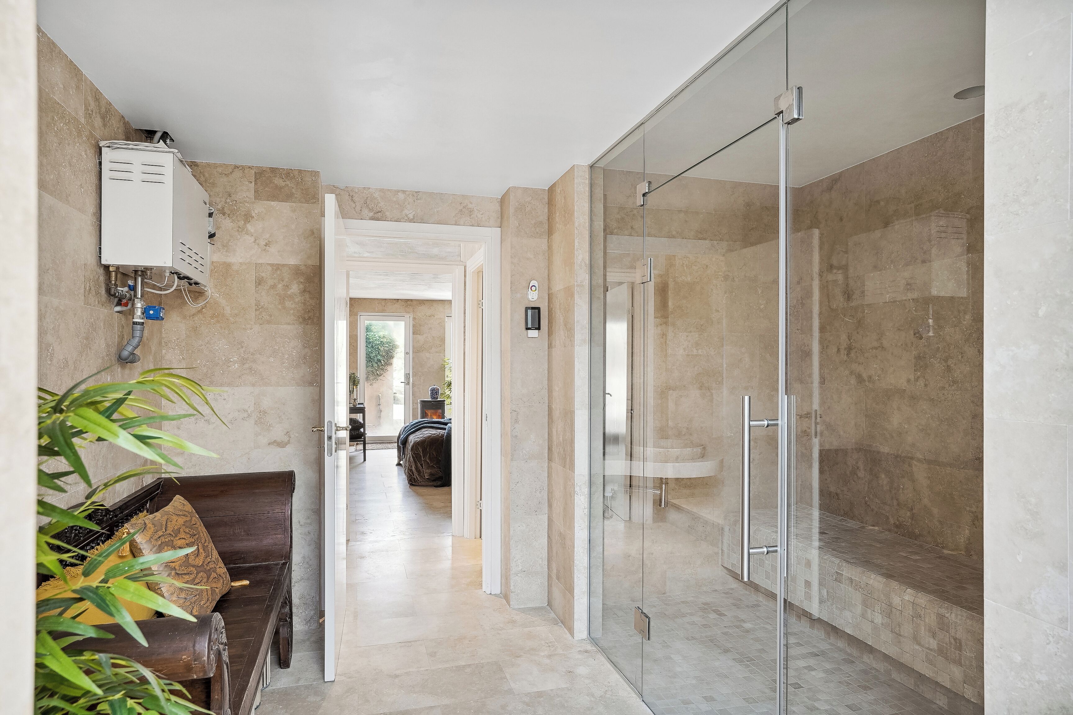 Douche, serviettes fournies, savon, shampoing
