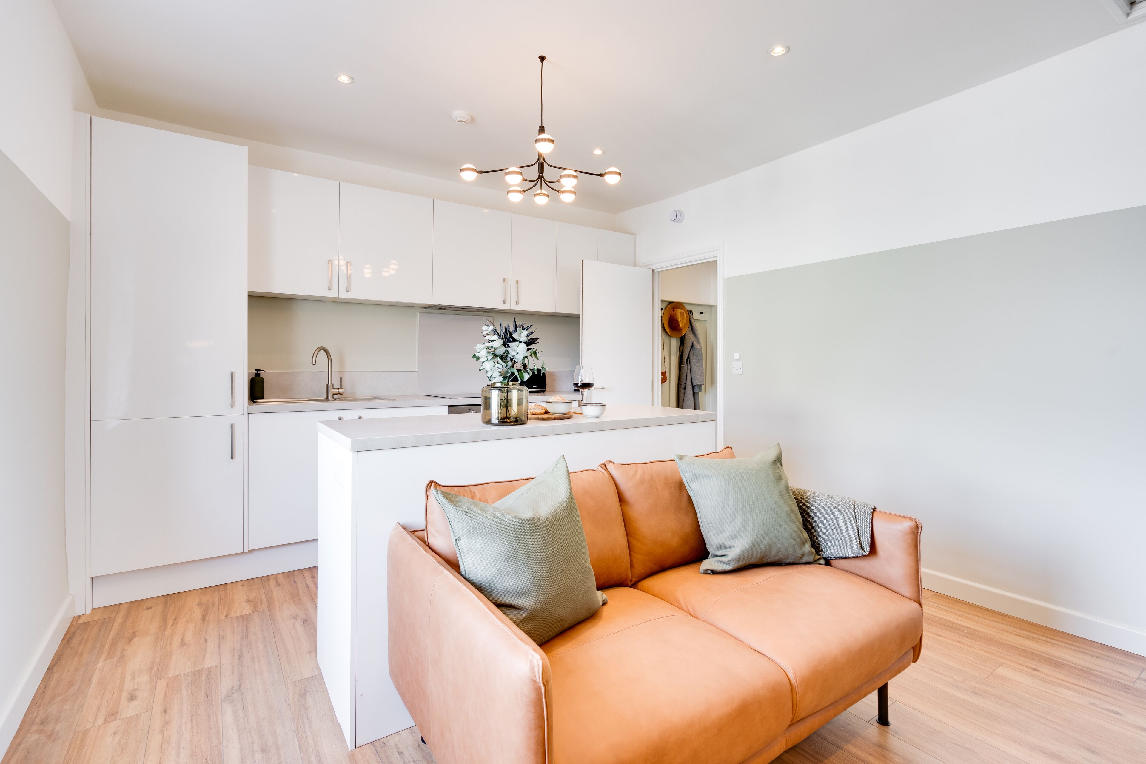 大冰箱、微波炉、烤箱、炉灶