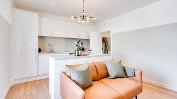 Geladeira grande, micro-ondas, fogão, cooktop