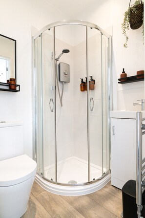 Departamento urbano | Baño | Regadera, amenidades de baño de diseñador, secadora de cabello, toallas 