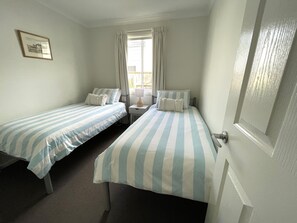 4 Schlafzimmer, Bügeleisen/Bügelbrett, Bettwäsche