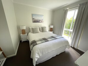 4 bedrooms, iron/ironing board, bed sheets