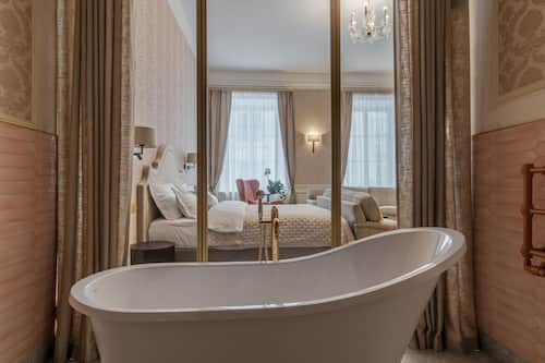 Premium Double Room | Bathroom | Designer toiletries, hair dryer, bathrobes, slippers
