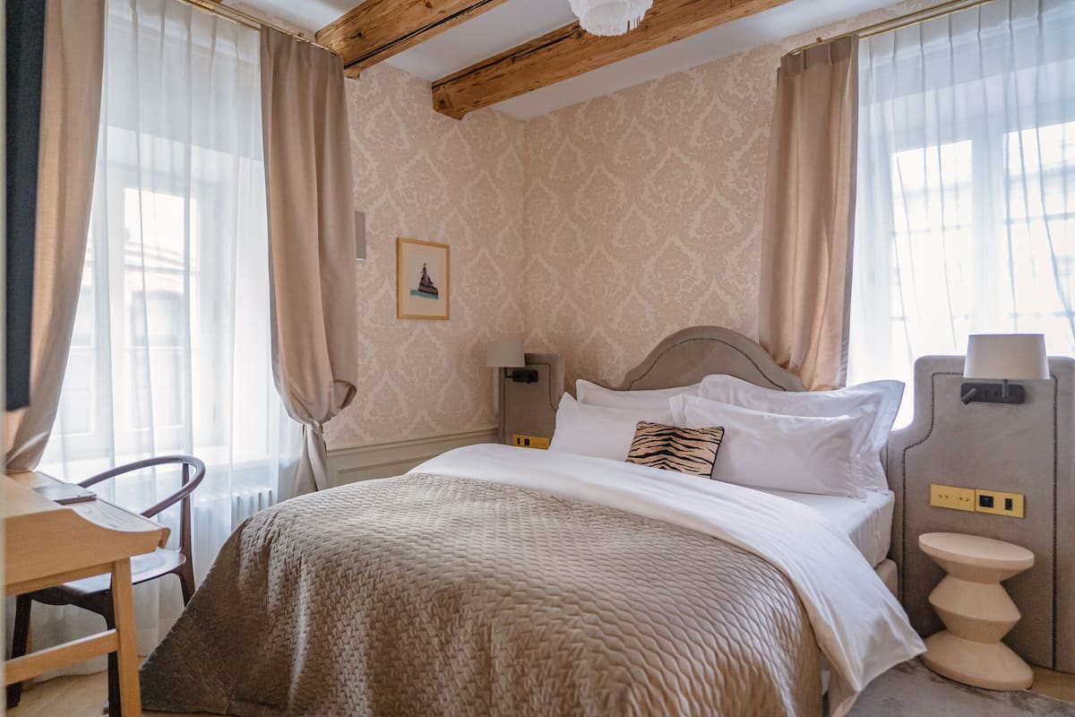 Økonomi-dobbeltrom | Sengetøy av topp kvalitet, dundyner, minibar og safe på rommet