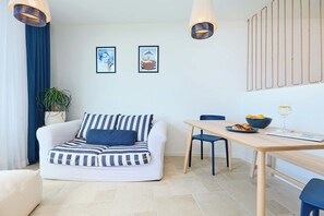 Apartment (0 Bedroom) | In-room dining