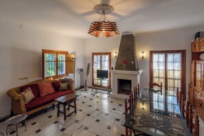 Smart-TV, Kamin, Tischtennisplatte, Bücher