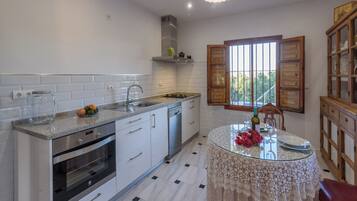 Frigorífico, microondas, horno y placa de cocina