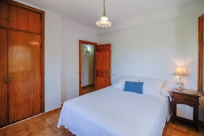 4 bedrooms, iron/ironing board, travel crib, free WiFi