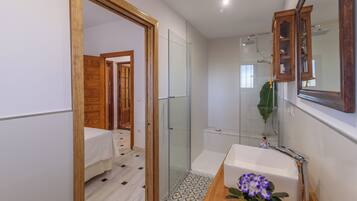 Douche, sèche-cheveux, bidet, serviettes fournies