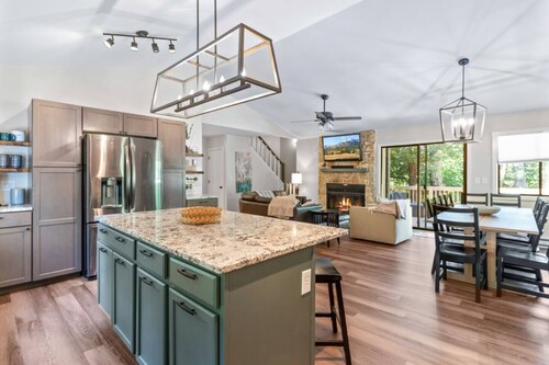 5 min to Ski: Hot Tub EV Charger Golden Tee 60"TV