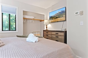 6 Schlafzimmer, Schreibtisch, Bügeleisen/Bügelbrett, Reisekinderbett