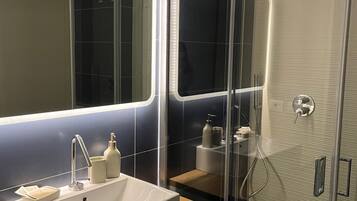 Douche, sĂšche-cheveux, bidet, serviettes fournies