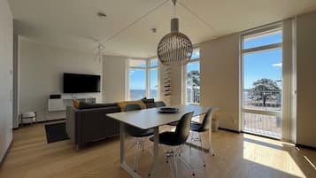 Apartamento exclusivo, 1 cama de matrimonio con sofá cama, vistas al mar | Ropa de cama de alta calidad y escritorio