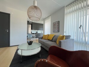 Apartamento exclusivo, 1 cama de matrimonio con sofá cama, vistas a la piscina | Ropa de cama de alta calidad y decoración individual