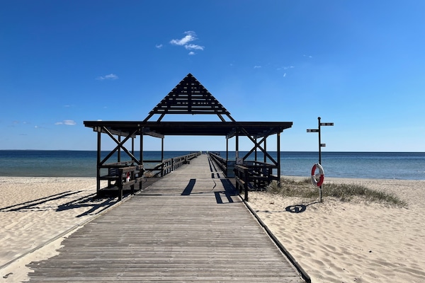 En la playa, arena blanca, 2 bares en la playa