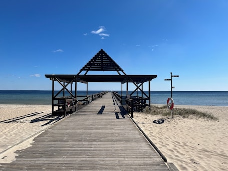 En la playa, arena blanca, 2 bares en la playa