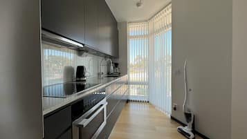Refrigerador con freezer, microondas, horno, placa de cocina