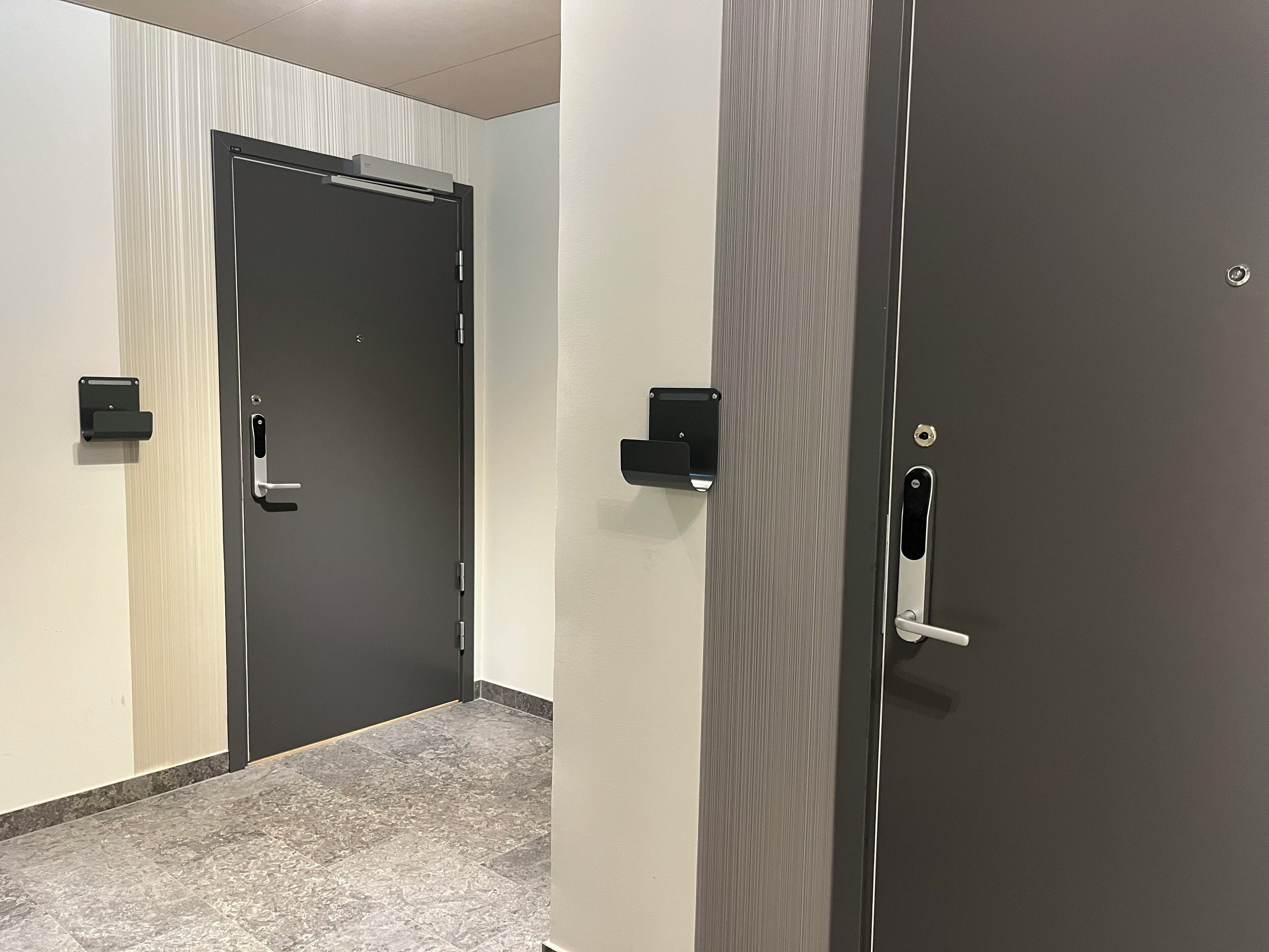 A hallway with two doors, one with a handle and one with a keyhole.
