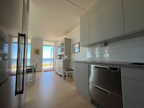 Apartamento exclusivo | Cocina privada | Frigorífico grande, microondas, horno y placa de cocina