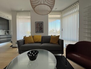 Apartamento exclusivo, 1 cama de matrimonio con sofá cama, vistas a la piscina | Ropa de cama de alta calidad y decoración individual
