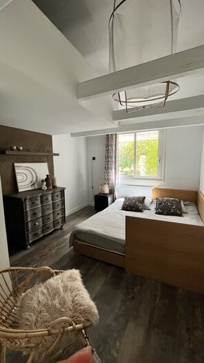 4 عدّة غرف نوم ومكواة/لوح كي وواي فاي وملاءات أسرّة