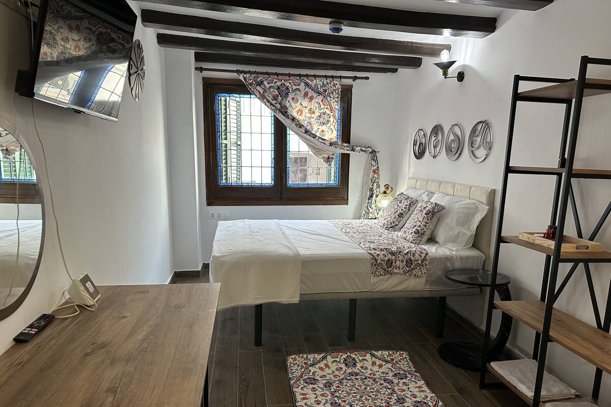 Deluxe tweepersoonskamer | Luxe beddengoed, donsdekens, een kluis op de kamer, een bureau