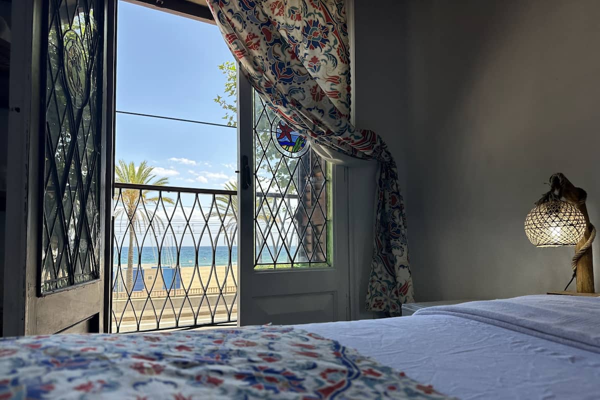 Exclusieve tweepersoonskamer | Luxe beddengoed, donsdekens, een kluis op de kamer, een bureau