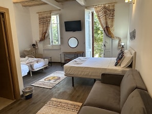 ห้องดีลักซ์สำหรับสี่ท่าน | เครื่องนอนระดับพรีเมียม, ผ้านวมขนเป็ด, ตู้นิรภัยในห้องพัก