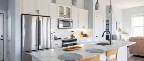 Geladeira, micro-ondas, fogão, lava-louças