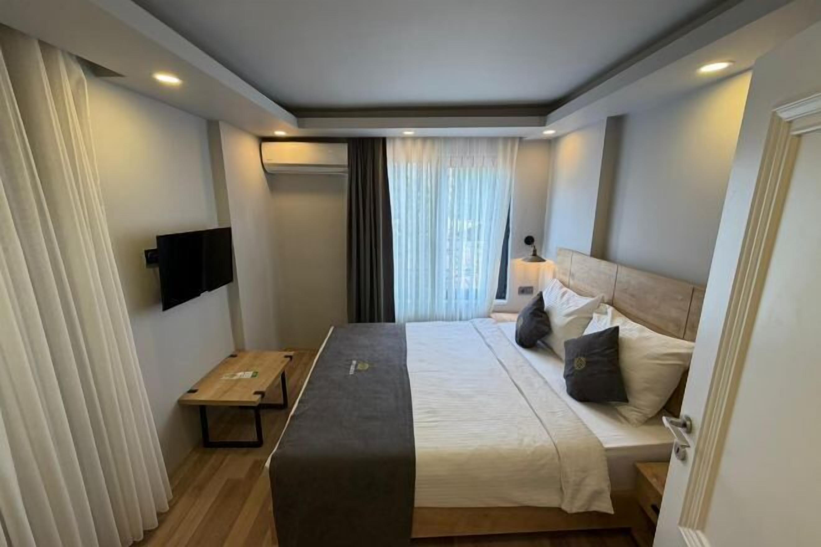 1 bedroom, premium bedding, minibar, in-room safe