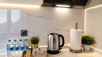 Mini-Kühlschrank, Herdplatte, Wasserkocher mit Kaffee-/Teezubehör