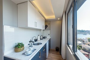 Suite with Sea View | Cozinha privada | Frigobar, cooktop, cafeteira/chaleira, chaleira elétrica