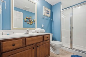 Un bagno con un lavabo, un water e una doccia.