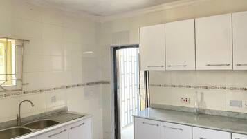 House | Private kitchen | Fridge, microwave, oven, stovetop
