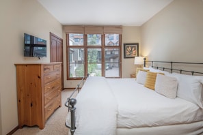 3 bedrooms, desk, iron/ironing board, WiFi