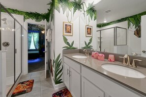 Douche, sèche-cheveux, serviettes fournies, savon
