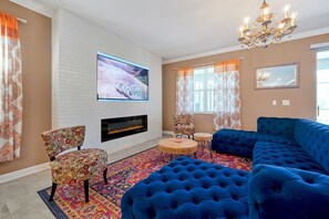 Smart TV, fireplace, video games, table tennis