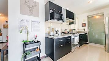 Fridge, microwave, oven, stovetop