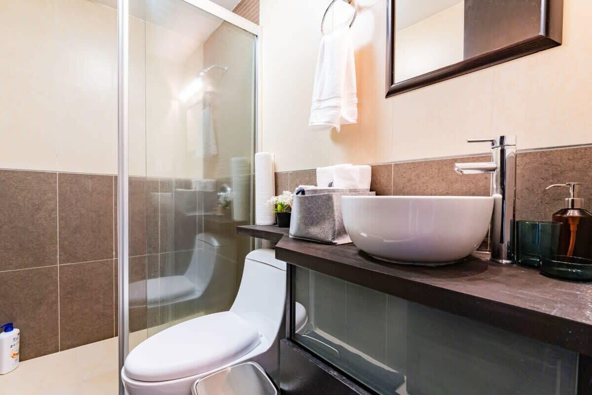 Shower, hair dryer, towels, shampoo