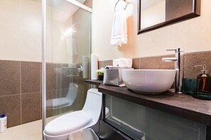 Shower, hair dryer, towels, shampoo - Stylish Condo Near Parks with Smart TV and WiFi (Ciudad de México)